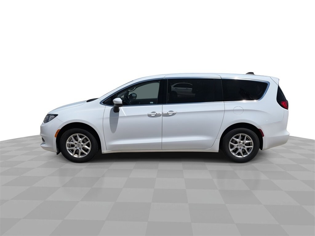 2023 Chrysler Voyager LX photo 4
