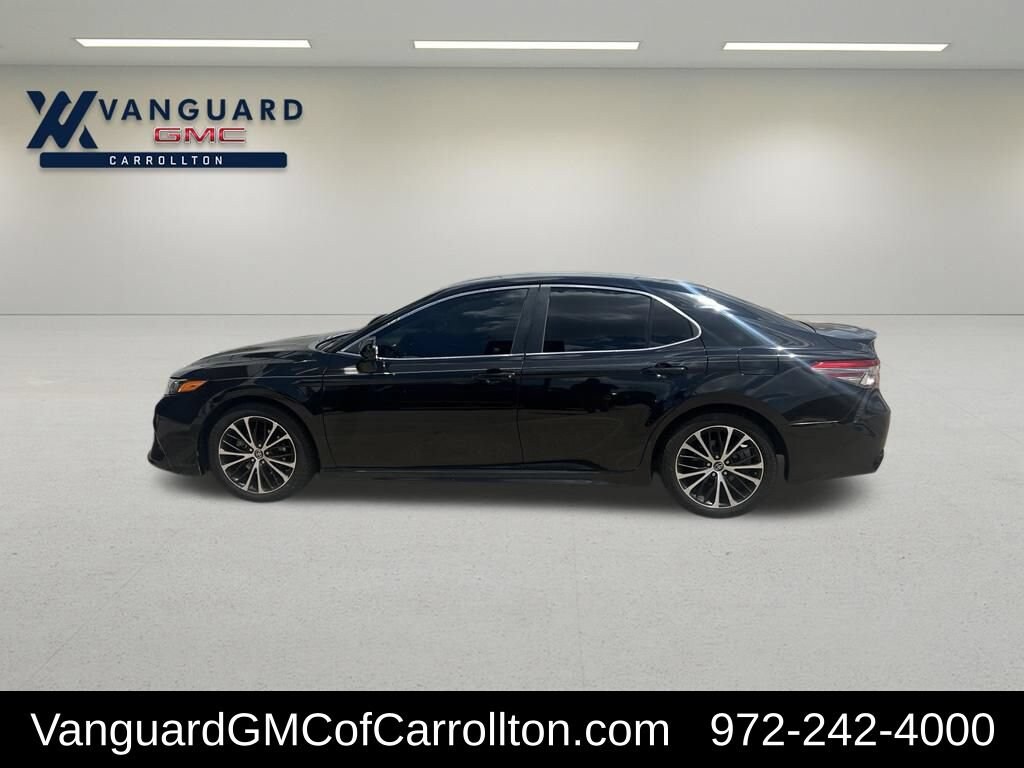 Used 2018 Toyota Camry SE Sedan