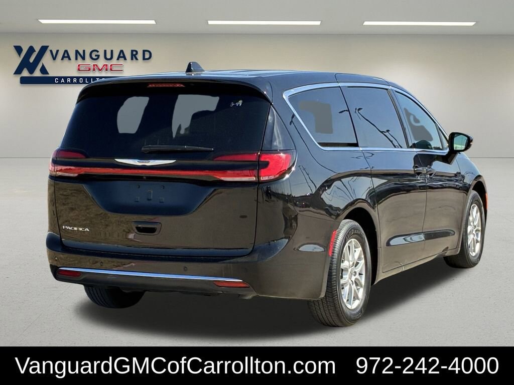 Used 2025 Chrysler Pacifica Select