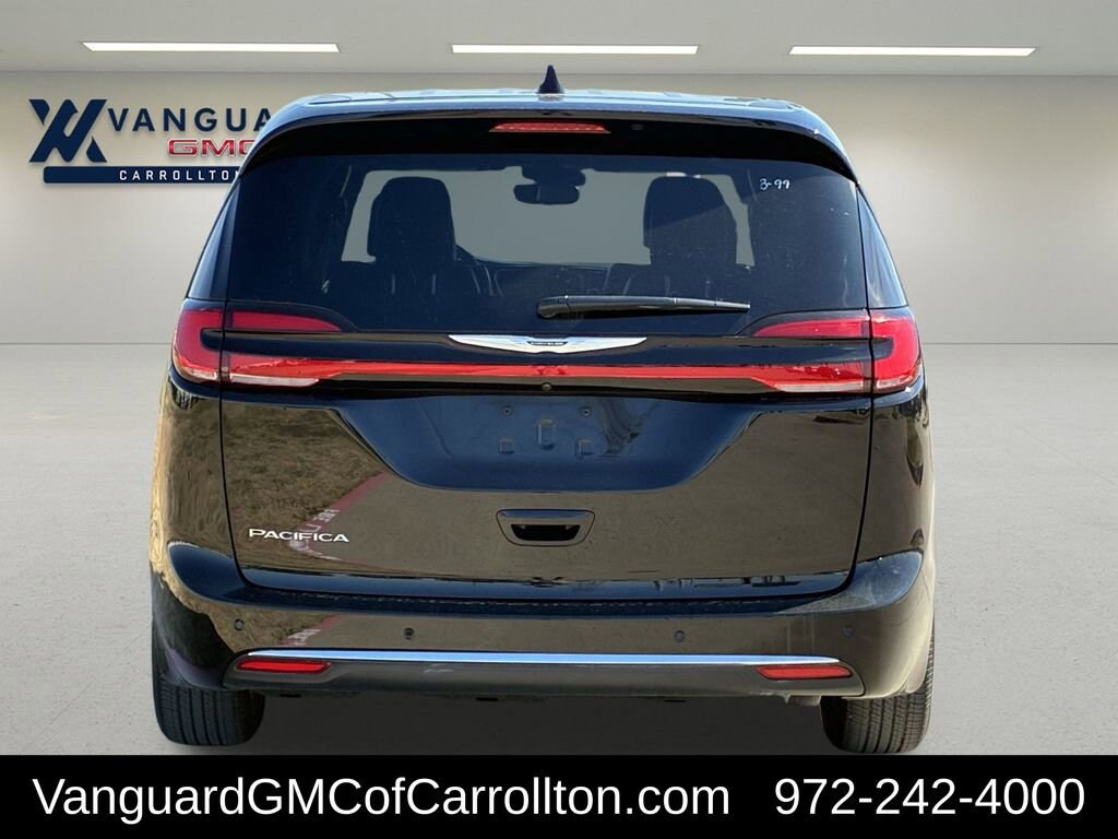 Used 2025 Chrysler Pacifica Select