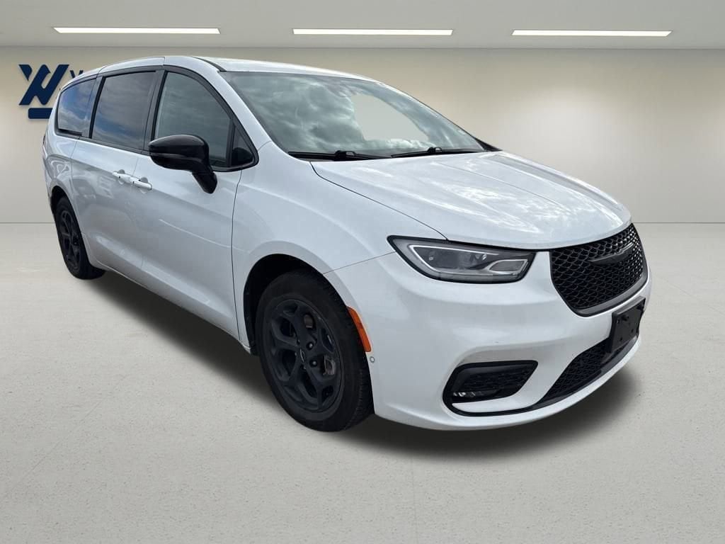 2024 Chrysler Pacifica Select's photo