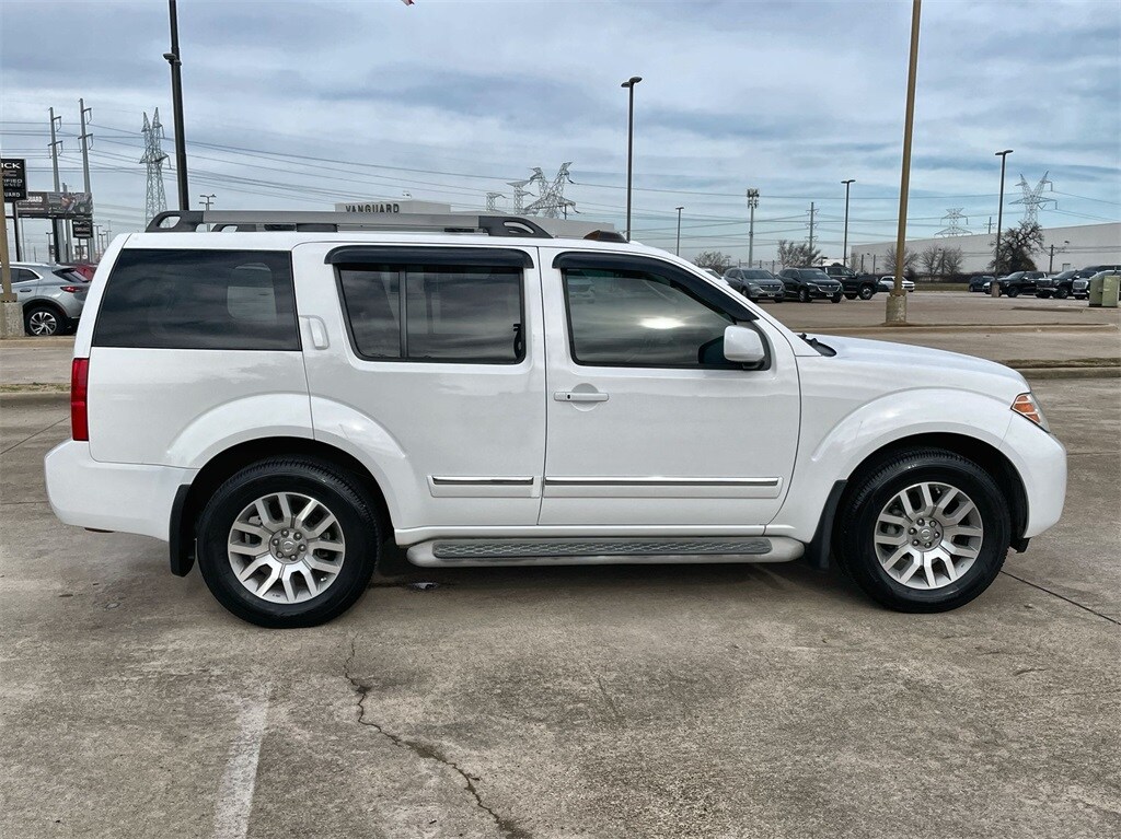 2011 Nissan Pathfinder LE photo 4