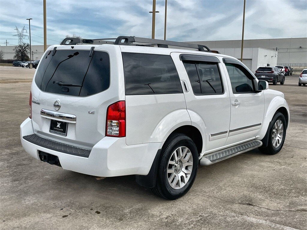 2011 Nissan Pathfinder LE photo 3