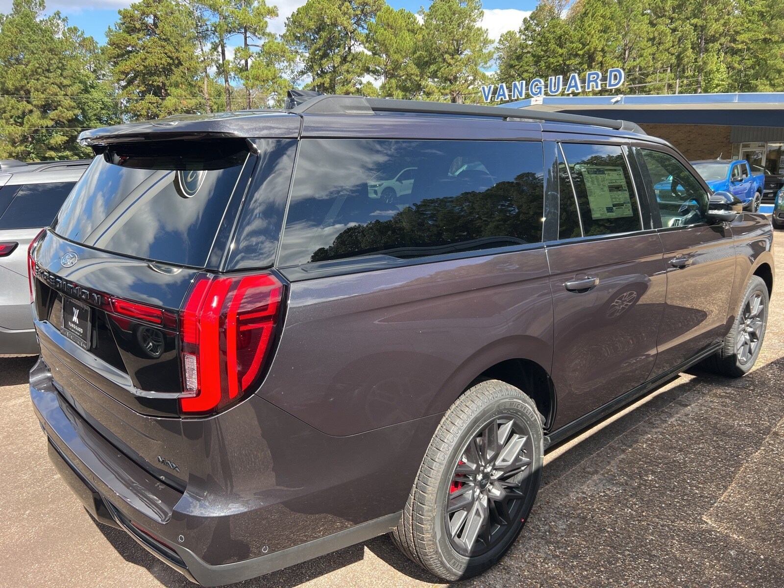 2025 Ford Expedition MAX Platinum photo 4