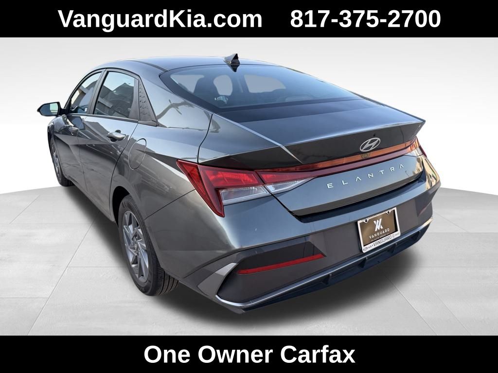 2024 Hyundai Elantra SEL photo 2