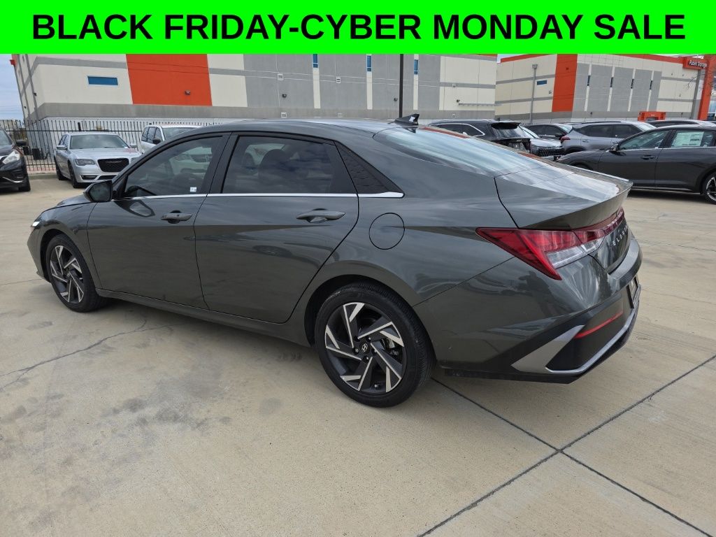 2024 Hyundai Elantra SEL Convenience photo 3