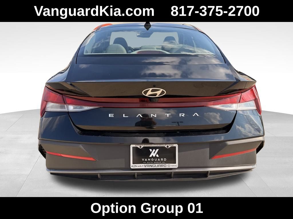 2024 Hyundai Elantra SEL photo 3