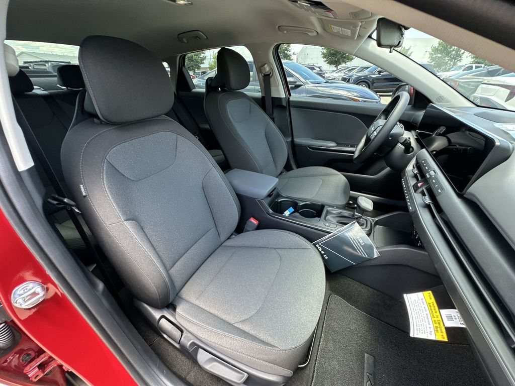 2025 Kia K4 LXS - Photo 25
