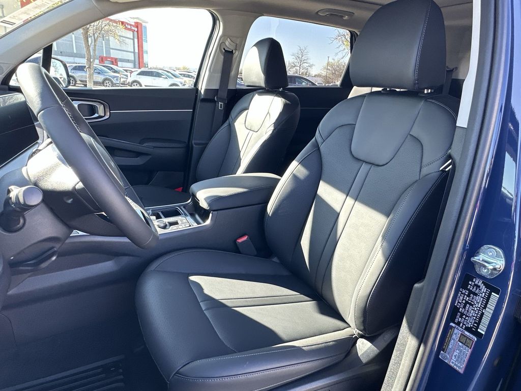 2025 Kia Sorento EX - Photo 14