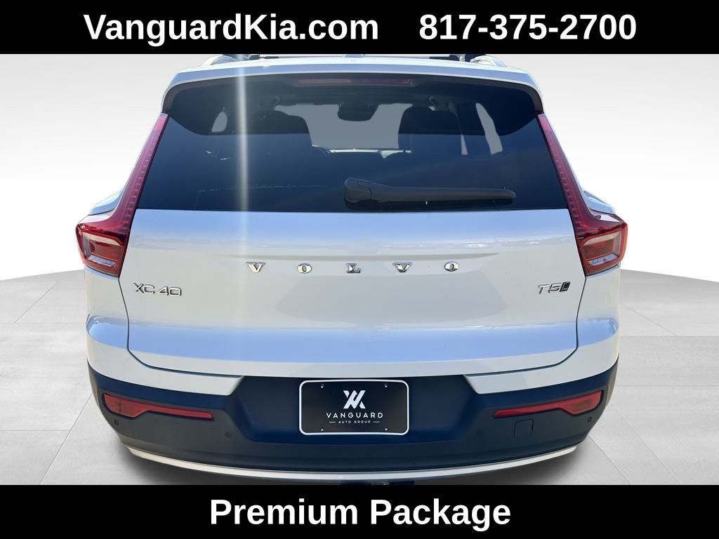 2021 Volvo XC40 Momentum photo 3