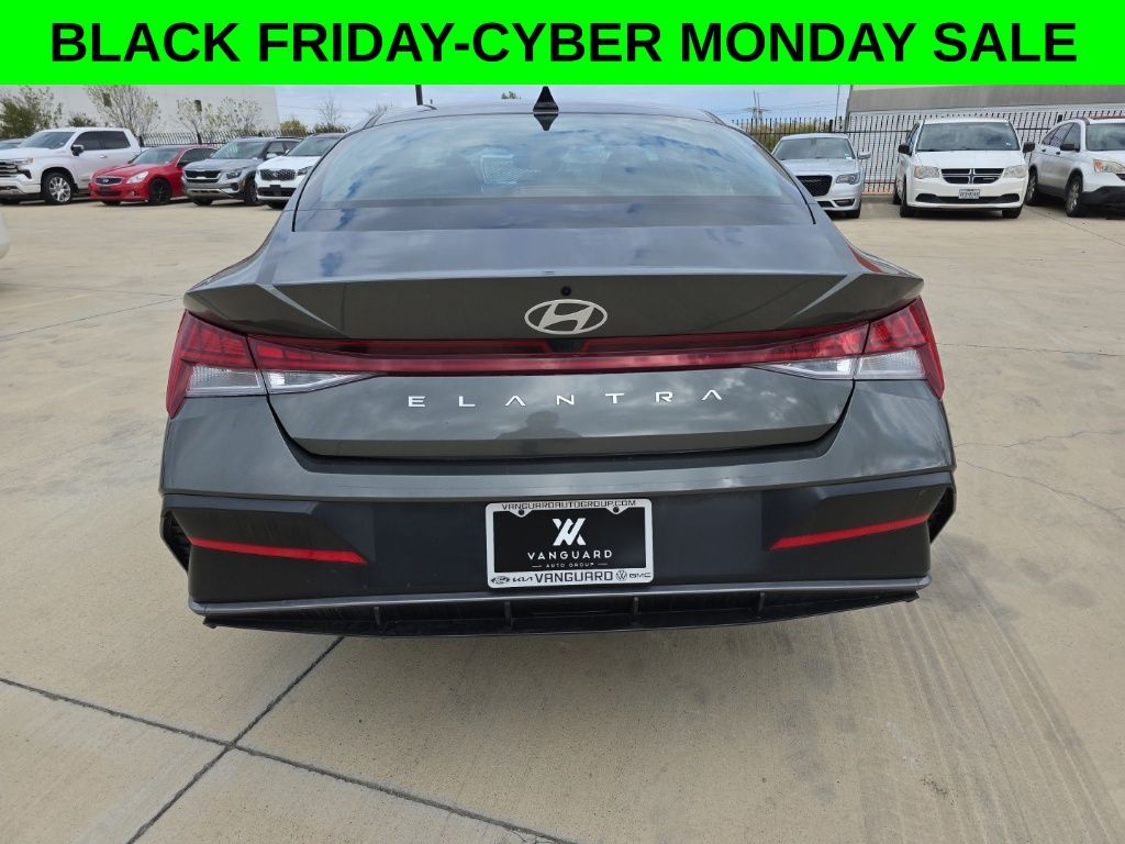 2024 Hyundai Elantra SEL Convenience photo 4