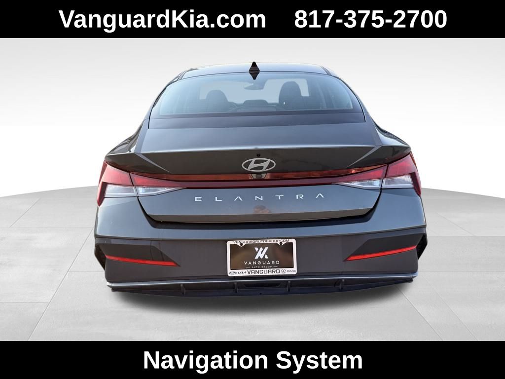 2024 Hyundai Elantra SEL photo 3