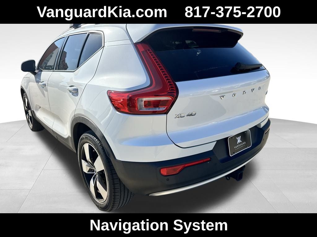 2021 Volvo XC40 Momentum photo 2