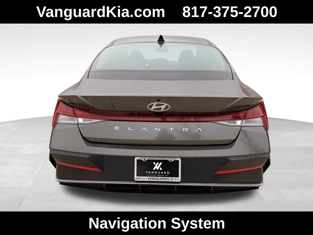 2024 Hyundai Elantra SEL Convenience photo 3