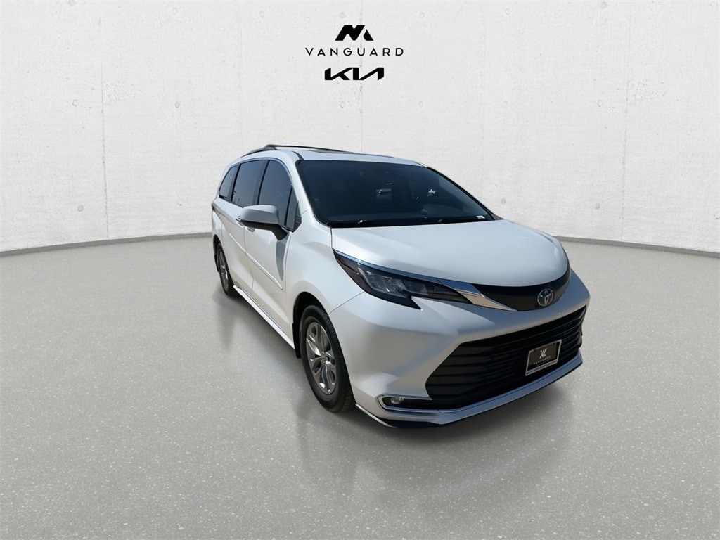 Used 2022 Toyota Sienna XLE with VIN 5TDYRKEC3NS135632 for sale in Arlington, TX