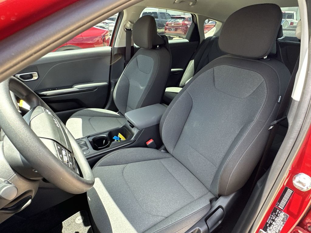 2025 Kia K4 LXS - Photo 14