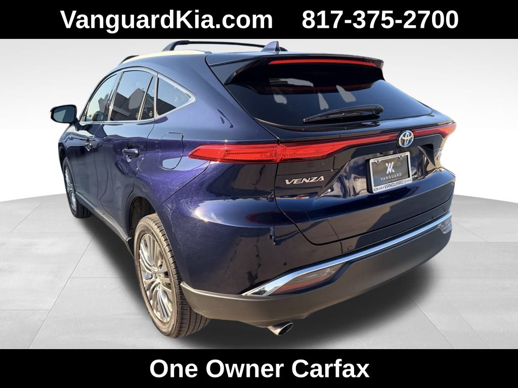 2022 Toyota Venza LE photo 2