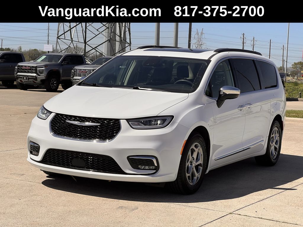 2023 Chrysler Pacifica Limited's photo