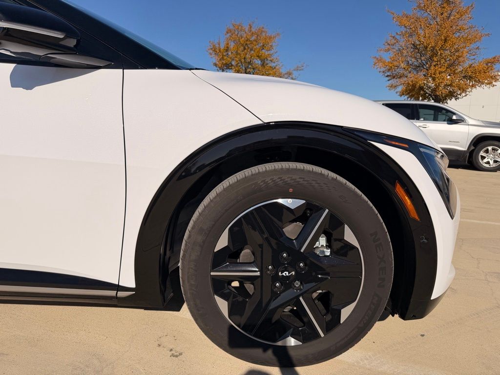 2025 Kia EV6 Wind - Photo 11