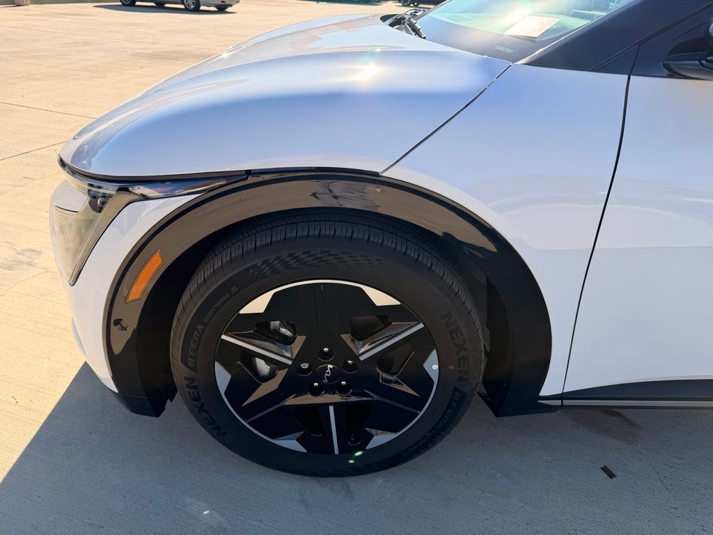 2025 Kia EV6 Wind - Photo 8