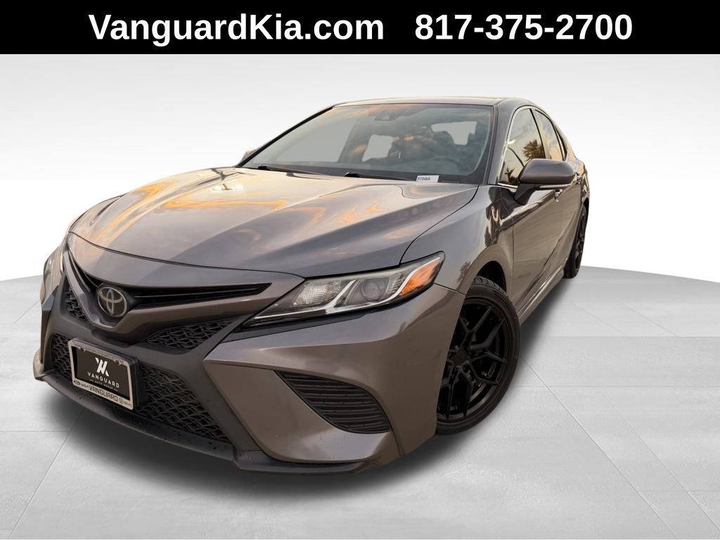 2019 Toyota Camry SE's photo