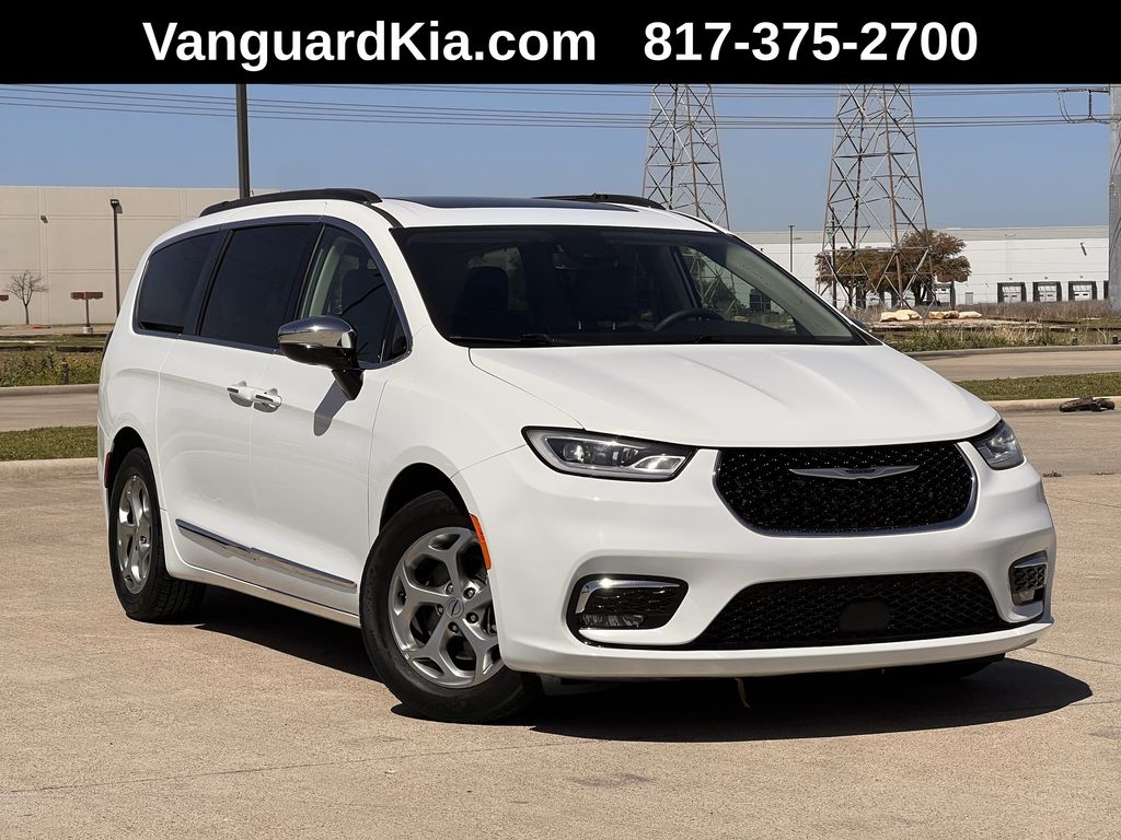 2023 Chrysler Pacifica Limited's photo