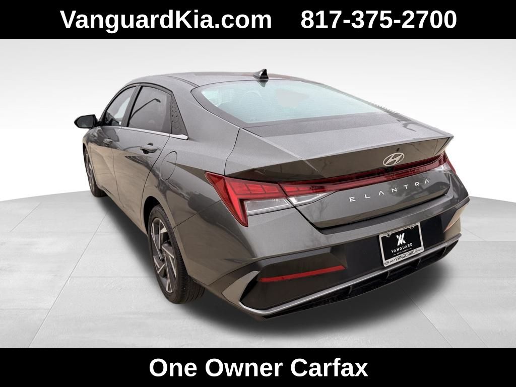 2024 Hyundai Elantra SEL Convenience photo 2