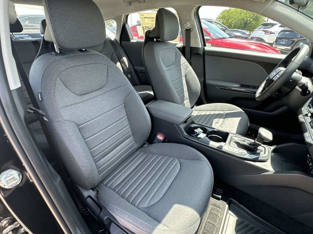 2025 Kia K4 EX - Photo 25