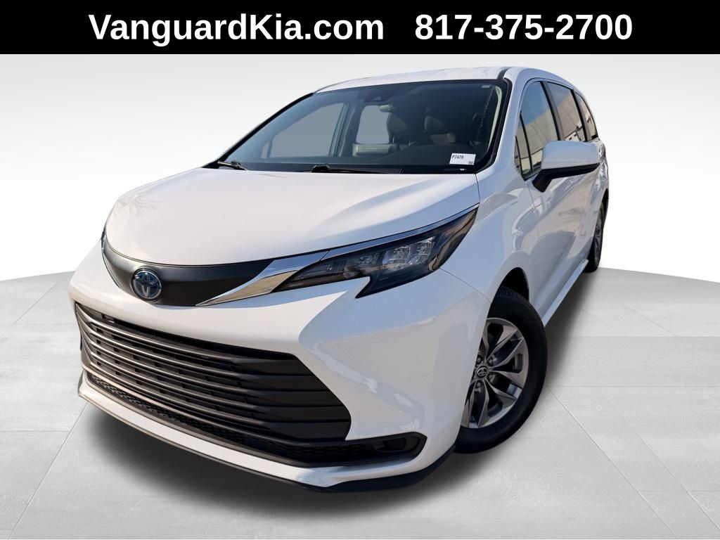 2024 Toyota Sienna LE's photo