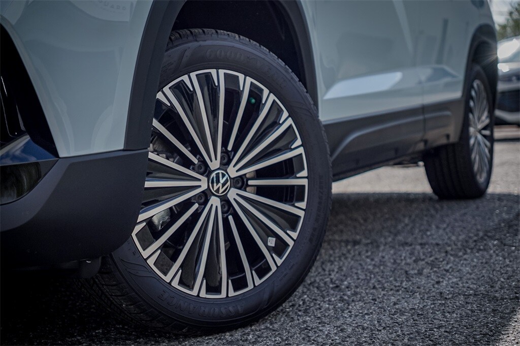 2026 Volkswagen Taos SE photo 2