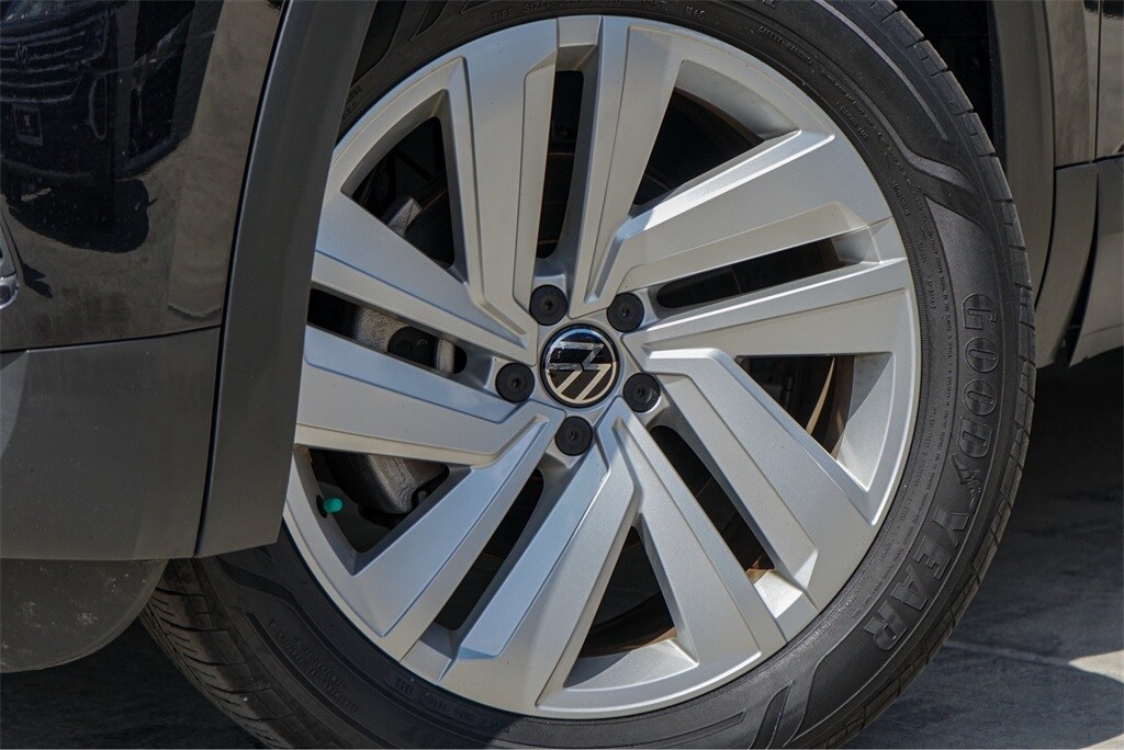 2022 Volkswagen Atlas Cross Sport V6 SE Technology photo 2
