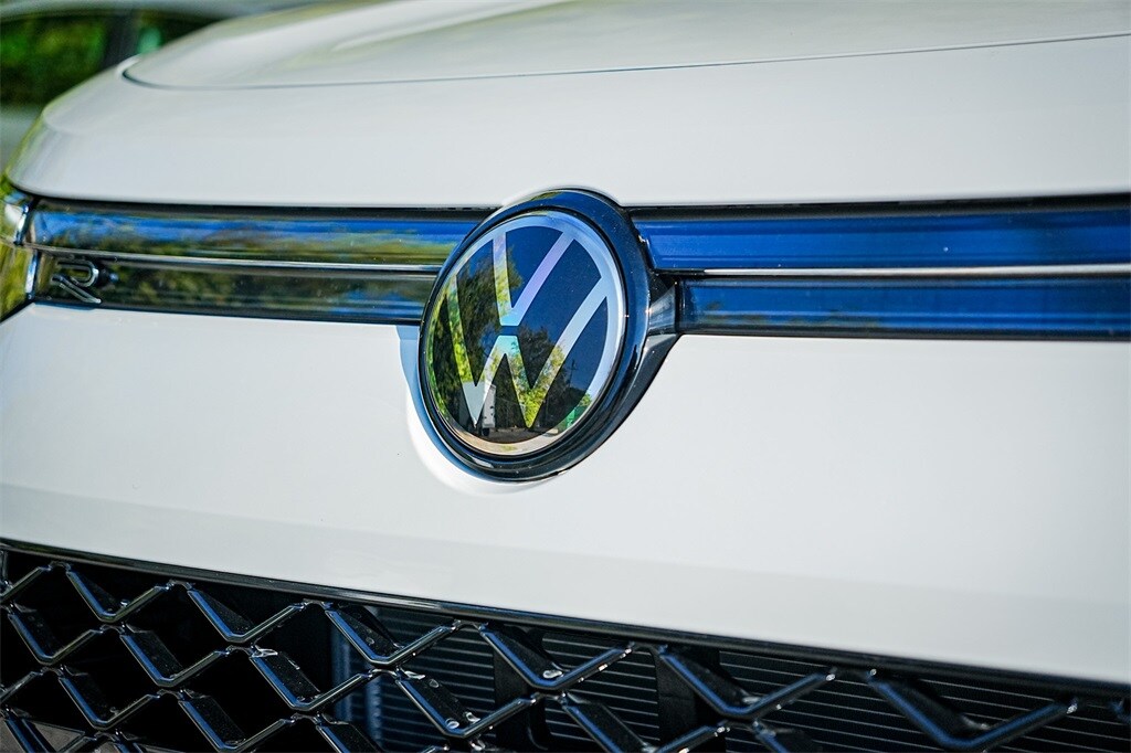 2026 Volkswagen Tiguan SE R-Line Black photo 3