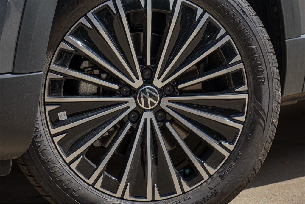 New 2025 Volkswagen Taos 1.5T SE SUV