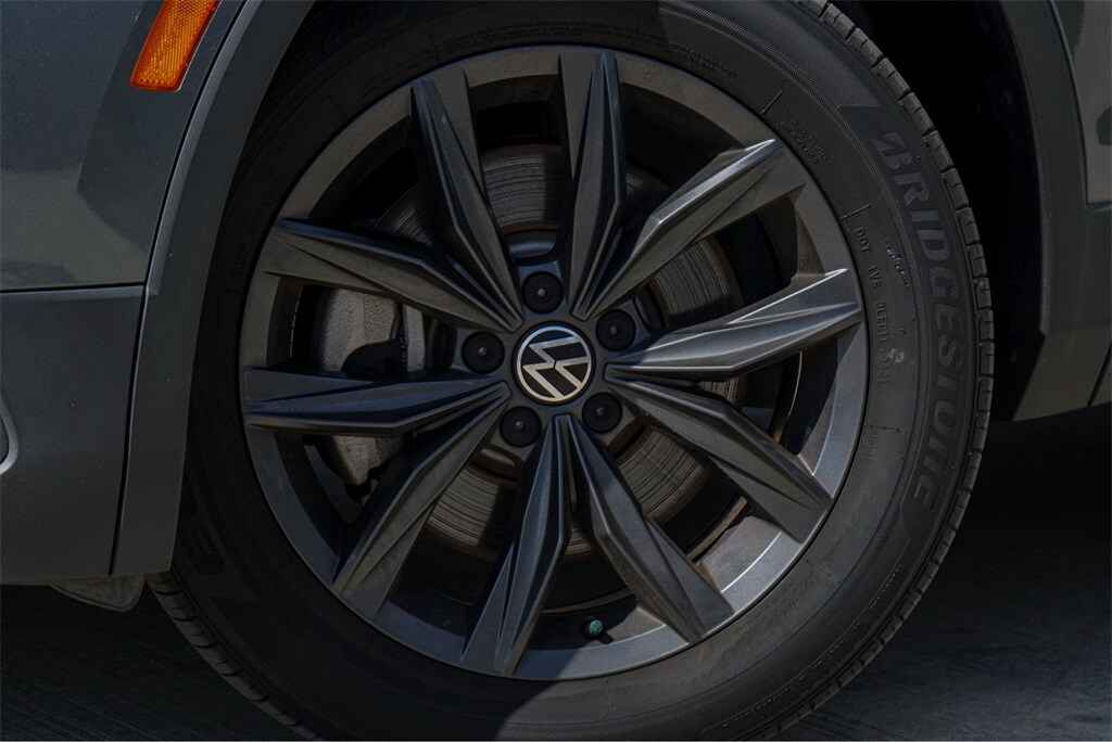2022 Volkswagen Tiguan SE photo 2