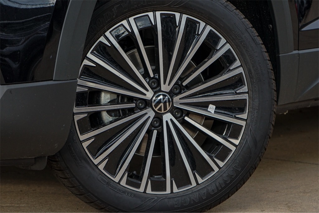 New 2025 Volkswagen Taos 1.5T SE SUV