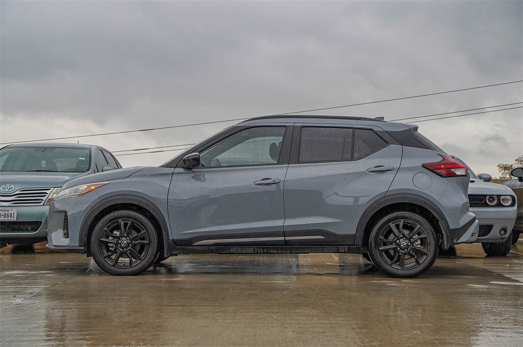 2023 Nissan Kicks SR photo 3