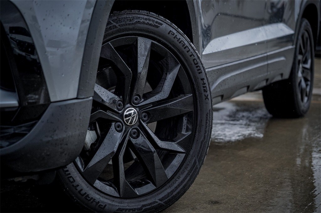 2023 Volkswagen Taos SE photo 2