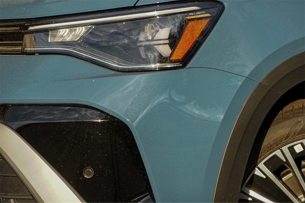 New 2025 Volkswagen Taos 1.5T SE SUV