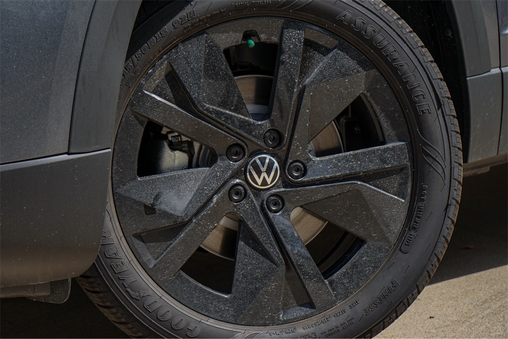 New 2025 Volkswagen Taos 1.5T SE SUV