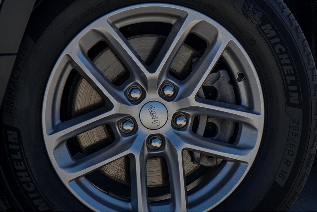 2023 Jeep Grand Cherokee Laredo photo 2