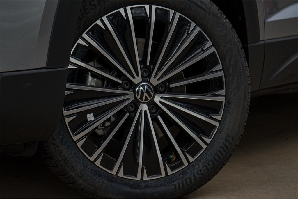 New 2025 Volkswagen Taos 1.5T SE SUV