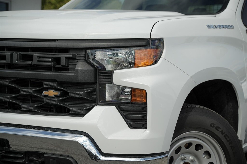 2023 Chevrolet Silverado 1500 photo 2