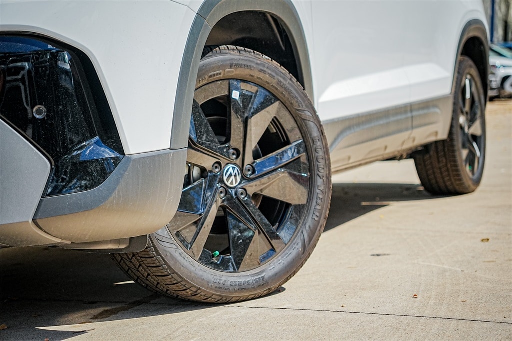 New 2025 Volkswagen Taos 1.5T SE Black SUV