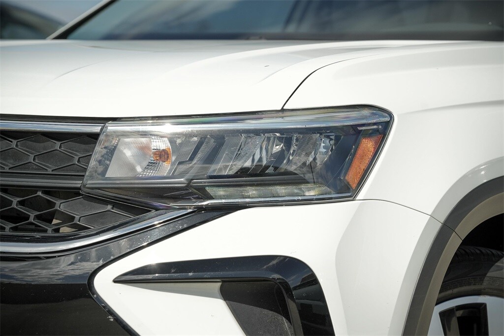 2022 Volkswagen Taos SE photo 3