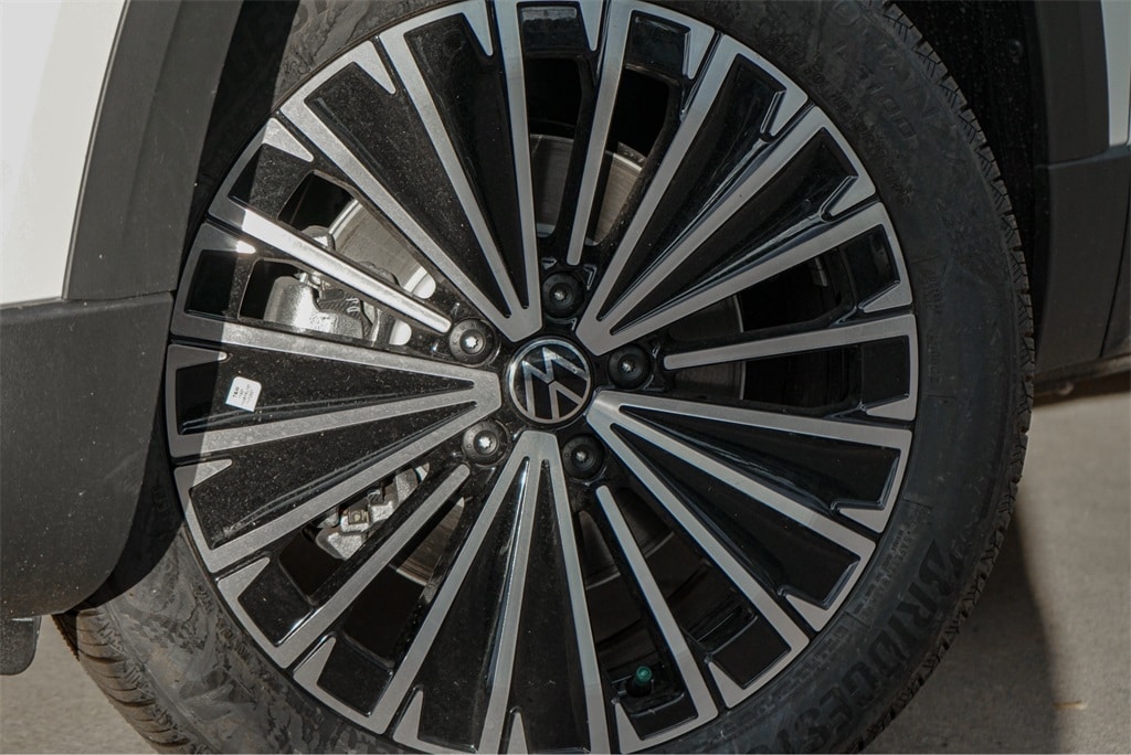 New 2025 Volkswagen Taos 1.5T SE SUV