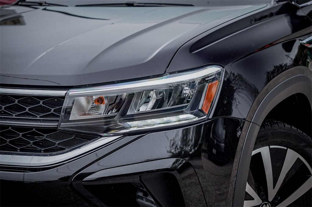 2024 Volkswagen Taos SE photo 2