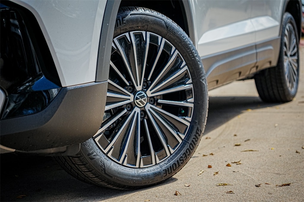 New 2025 Volkswagen Taos 1.5T SE SUV