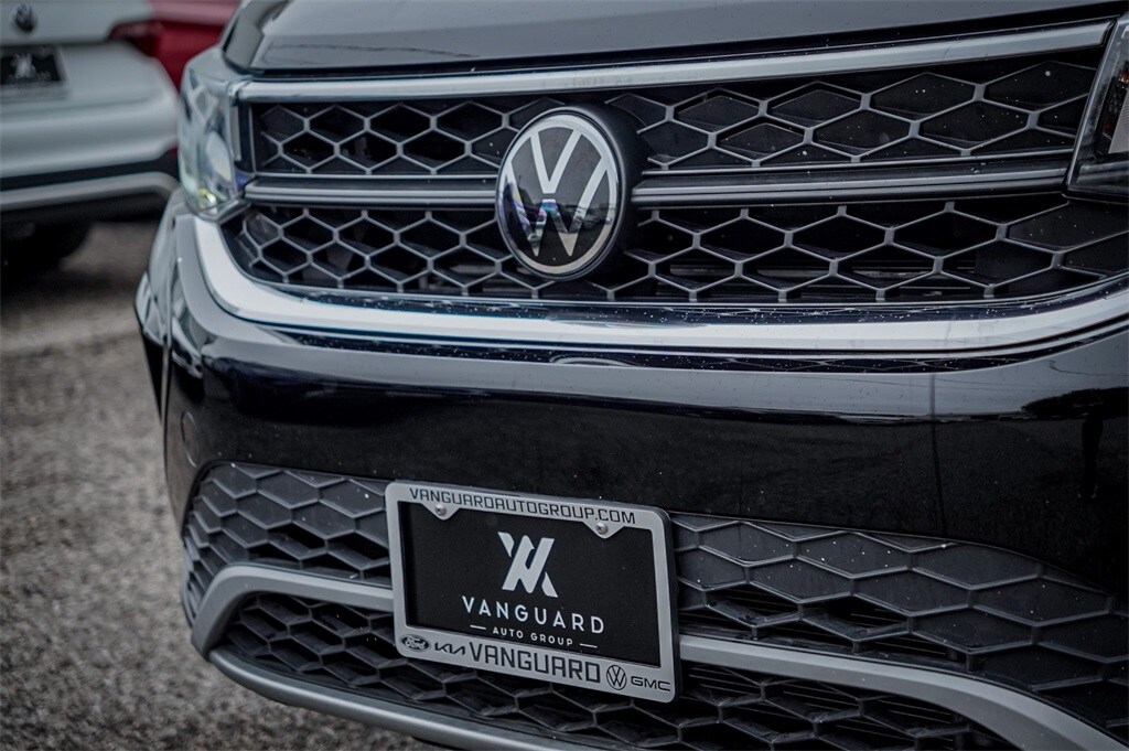 2024 Volkswagen Taos SE photo 3