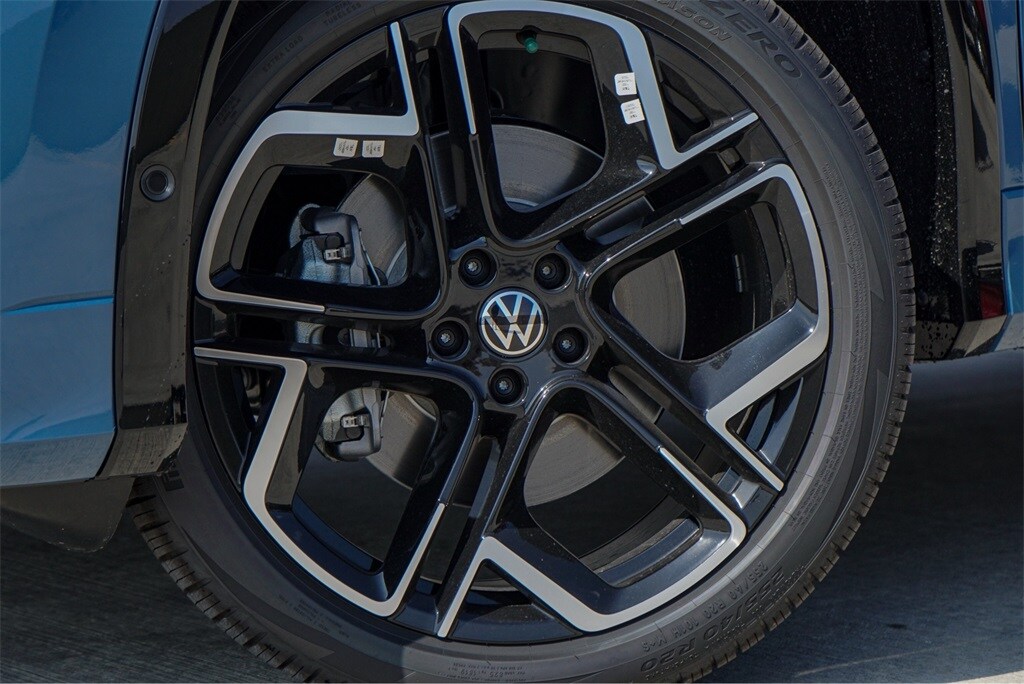 2026 Volkswagen Tiguan SEL R-Line photo 2