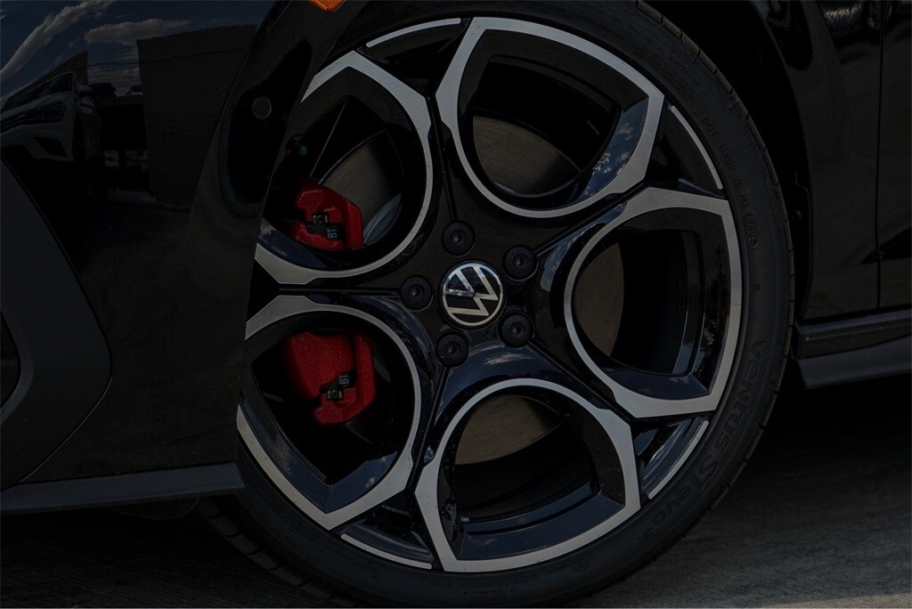 2025 Volkswagen Golf GTI Autobahn photo 2